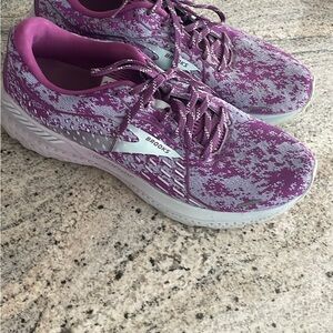 Brooks Purple Athletic Shoes with Patterned Design Size 12